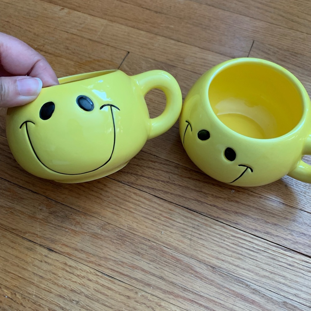 NWOT Smiley Face Mugs Set of 2
